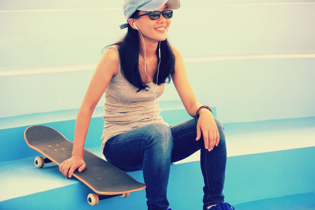 女子滑板听音乐图片下载