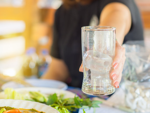 手里拿着冰的女人。闪光。图片下载