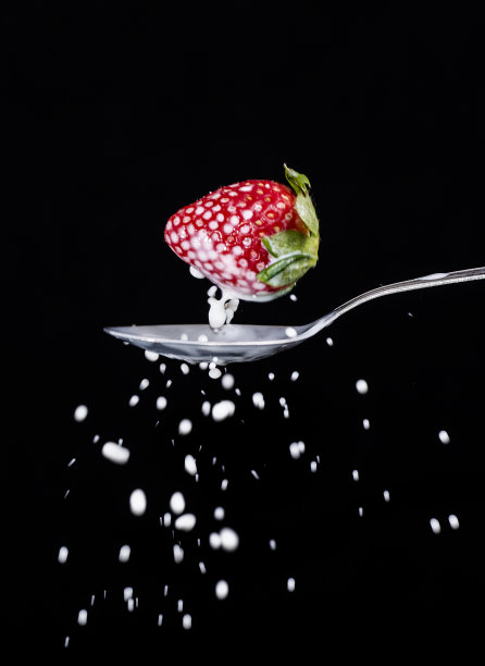 草莓，牛奶，勺子?黑色背景图片下载