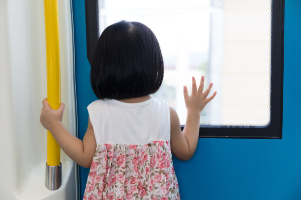 火车里的亚洲华人小女孩看着窗外图片下载