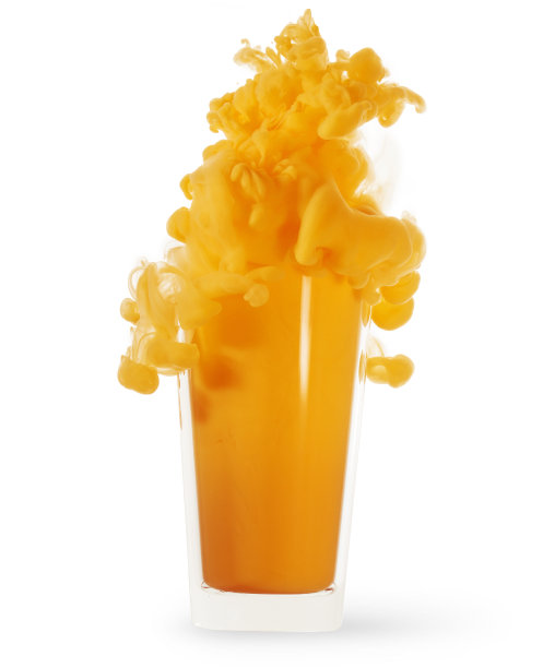 一杯橙色的奶昔孤立在白色的背景图片下载