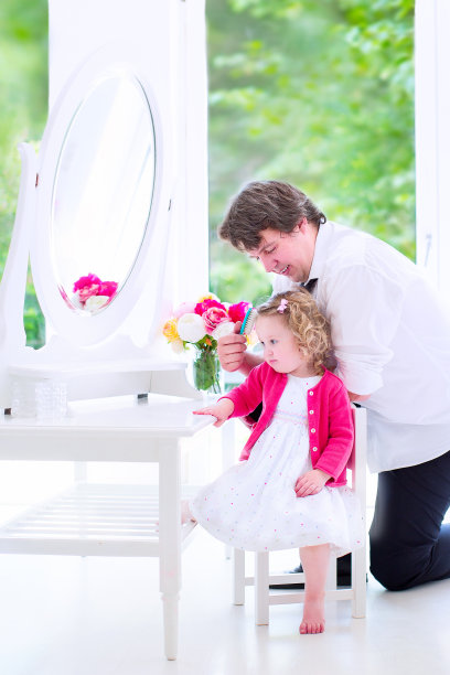 父亲在给女儿梳头图片下载
