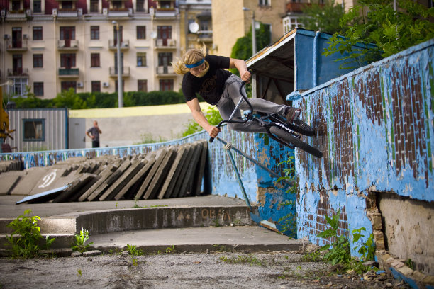 在墙上骑自行车图片下载