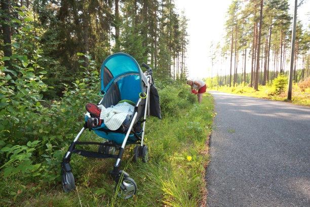 奶奶在收割的时候孩子在睡觉图片下载