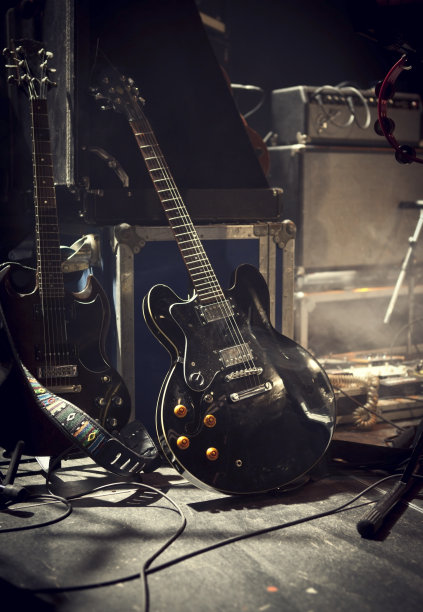 吉他在舞台上图片下载