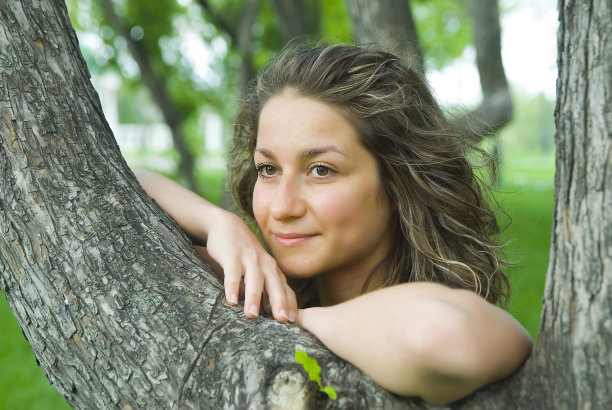 公园里的漂亮女孩图片下载