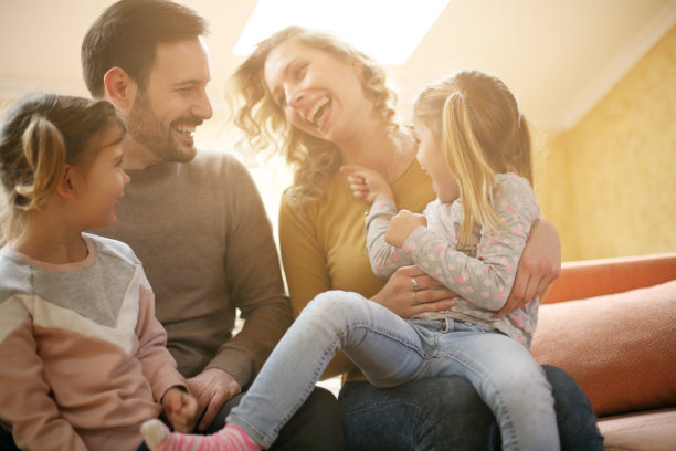 幸福的家庭。素材图片