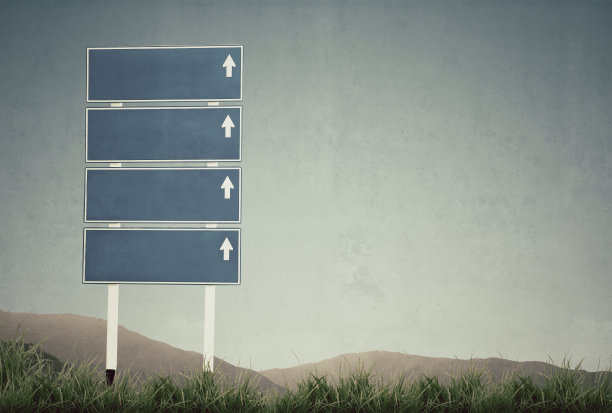 复古图片的路标与草和蓝天图片下载