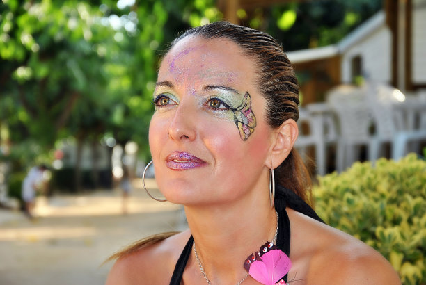 脸上涂了油彩的女人图片下载