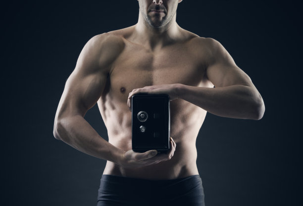 肌肉发达的男人在保险柜里保护储蓄图片下载