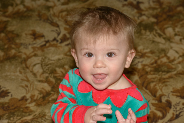 小男孩的特写肖像在红绿色的衣服。图片下载