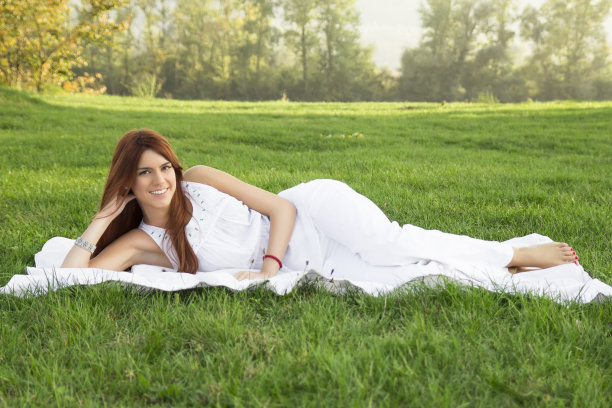 可爱的少年享受大自然图片下载