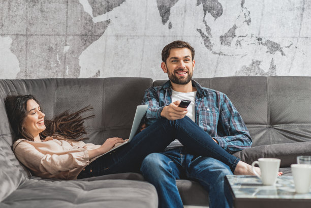 快乐的夫妻与现代科技一起休息图片下载