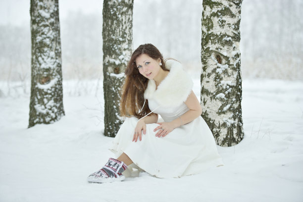 冬天女人的肖像坐在雪地上图片下载