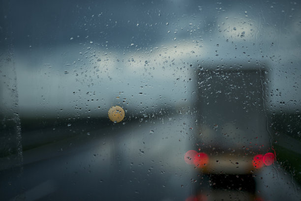 路上的卡车图片下载