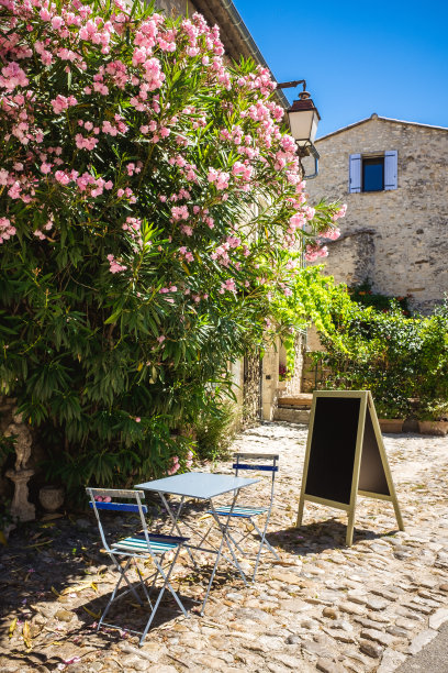 法国广场的桌椅图片下载