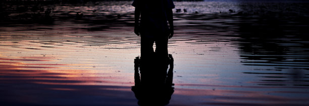 水中剪影与日落图片下载