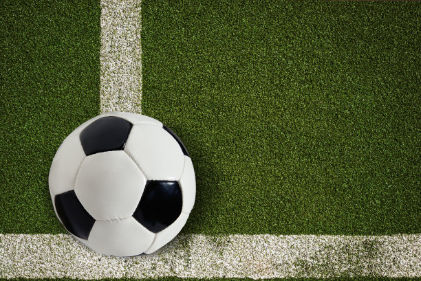 足球在绿色的场地上图片下载