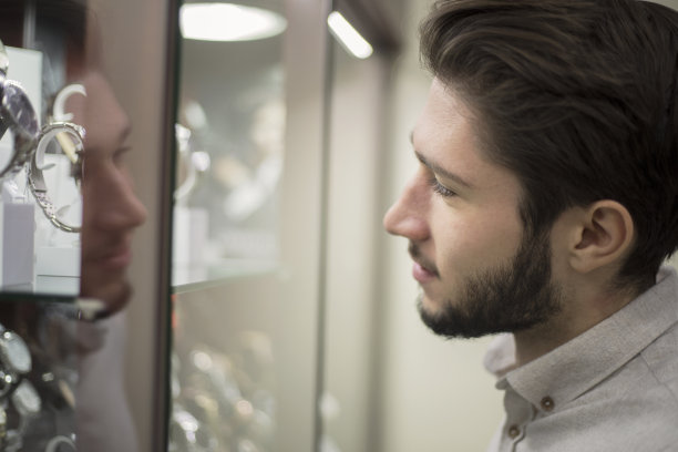 年轻人选择手表图片下载