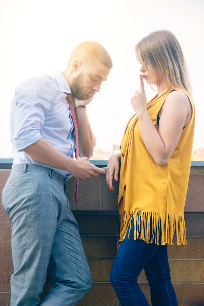 年轻夫妇在阳台上，经营理念，阳光图片下载