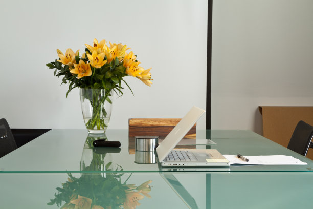 黄色的花旁边的笔记本电脑图片下载