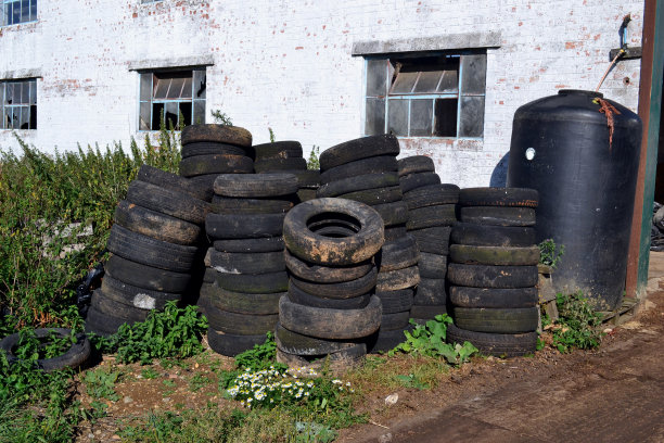一堆旧轮胎图片下载