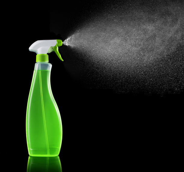 在黑色背景上喷洒清洁剂图片下载