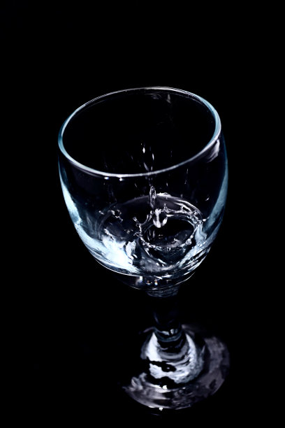 把酒杯滴下来图片下载