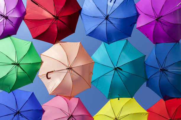 鲜艳鲜艳的伞伞排图案蓝天背景图片下载