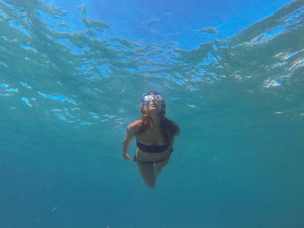 《海里的性感女孩》图片下载