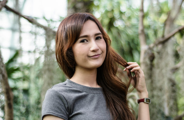 女人在户外微笑图片下载