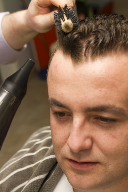 用吹风机梳头图片下载