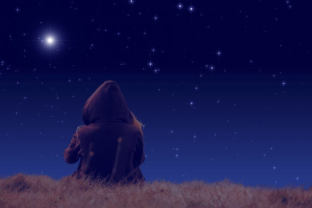 孤独的女孩凝视星空图片下载