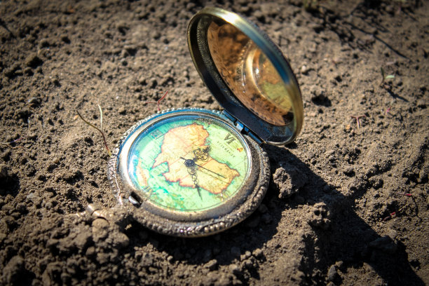 怀表埋在地上图片下载