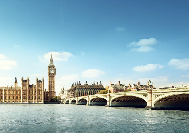 阳光照在伦敦泰晤士河上的大本钟上图片下载