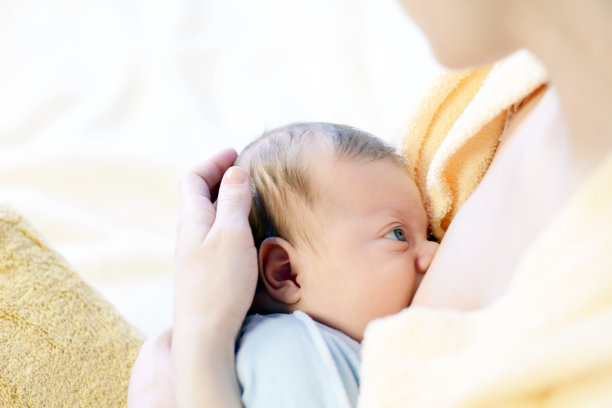 母亲给婴儿喂奶图片下载