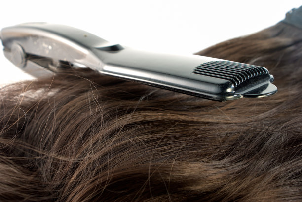 白色背景的头发拉直器图片下载