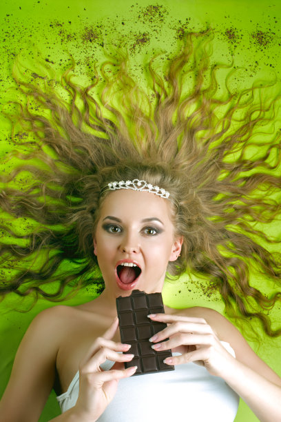 美女吃巧克力图片下载