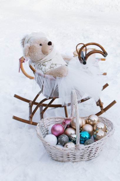 冬天的秋千上有小熊玩具图片下载