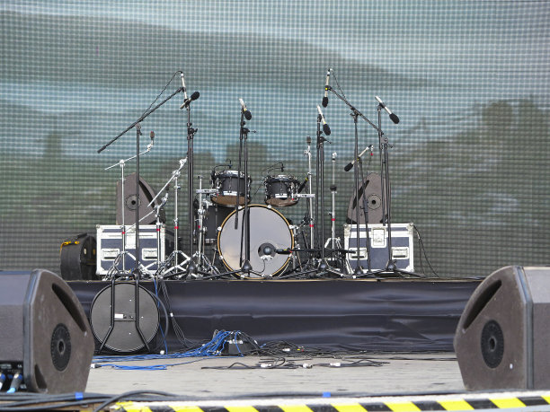 鼓组，强大的扬声器，放大器和舞台设备图片下载