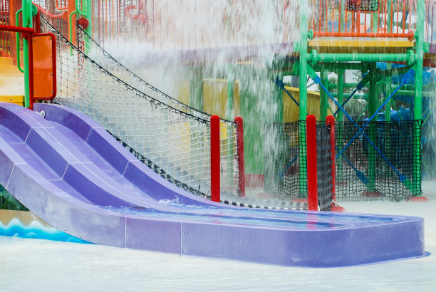 彩色水上乐园的双紫色水上滑梯图片下载
