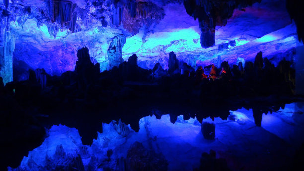 中国桂林的芦笛洞素材图片