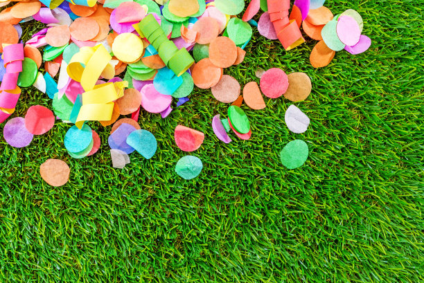 彩色的纸屑和彩带在草地上作为模版的庆祝会图片下载