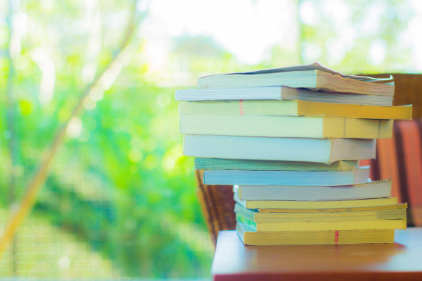 桌子上的书图片下载