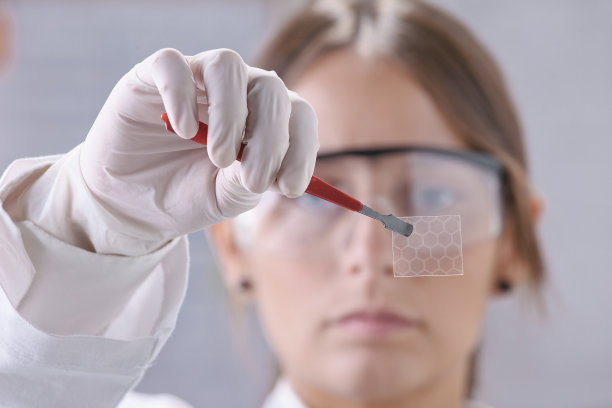 科学展示了一块含有六边形分子的石墨烯。素材图片