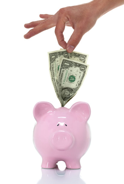 存钱罐用手拿钱图片下载