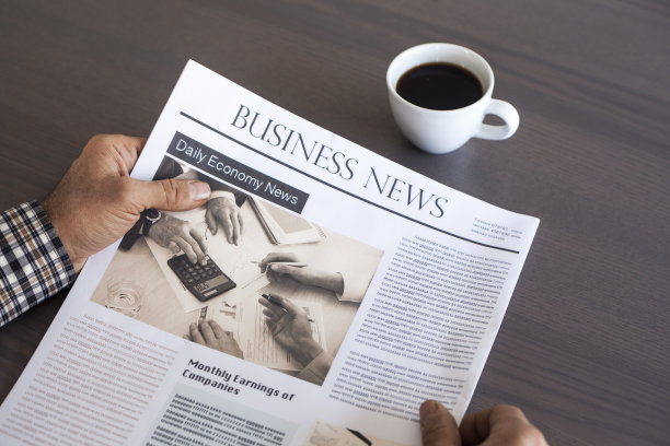 一个人在桌子上看报纸图片下载