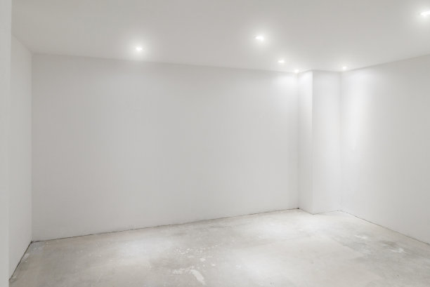 房间有粉刷过的层压板和新粉刷的墙壁图片下载