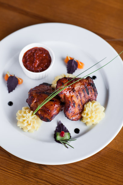 新鲜烤鸡配土豆泥图片下载