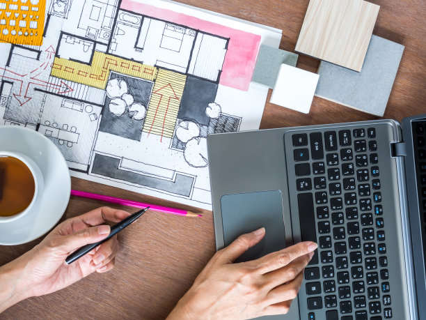 手与建筑手绘草图，笔记本电脑创造性的工作空间图片下载